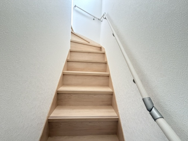 【新築戸建】　いわき市内郷高坂町第11の内装|同社施工写真　階段スペースです。手すりが付いているので安心です。