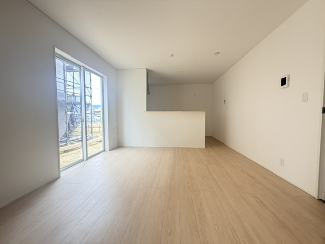【新築戸建】　いわき市内郷高坂町第11の居間・リビング|７号棟写真　家族が自然と集まる広いリビングは、ご家族でゆっくりくつろぎたい方におすすめです。