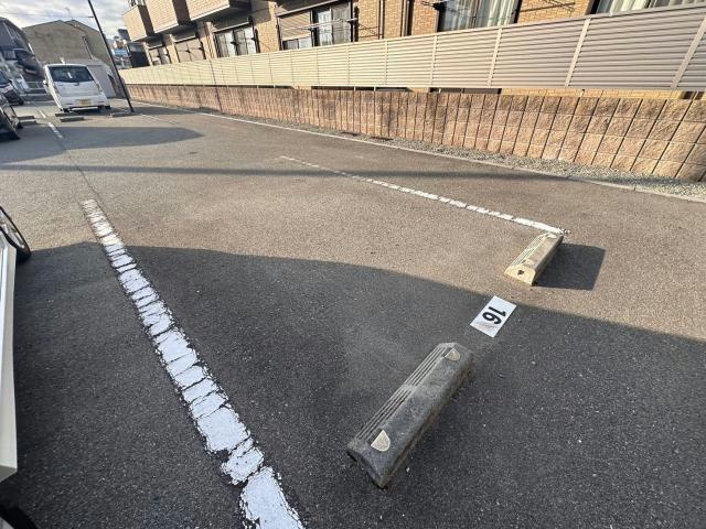 ラフェスタ春日の駐車場
