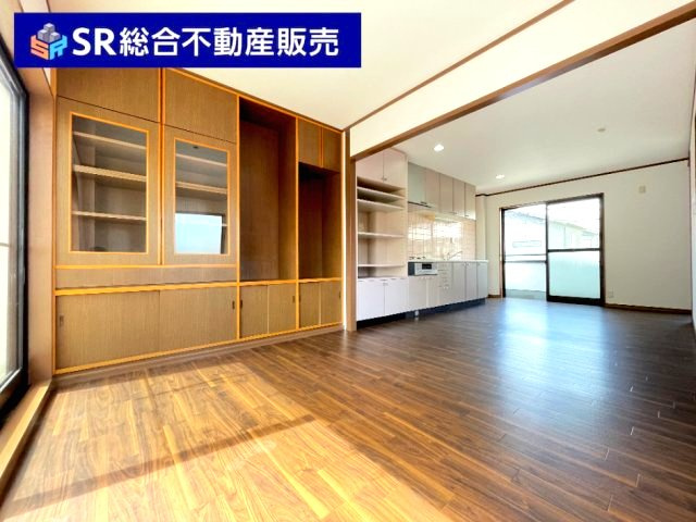 荒川2丁目中古戸建の居間・リビング|備え付けの収納棚もございます！