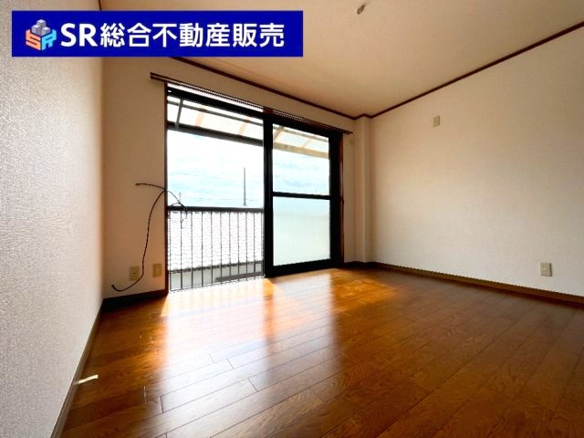 荒川2丁目中古戸建の洋室|バルコニーに面した明るい洋室です！