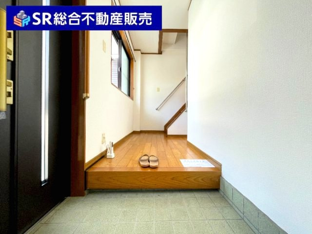 荒川2丁目中古戸建の玄関|シューズボックスも置けるスペースがございます！