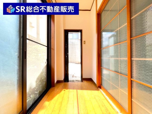 荒川2丁目中古戸建の内装|廊下スペースと勝手口がございます！