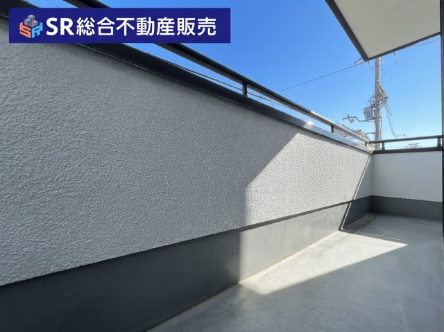 荒川2丁目中古戸建のバルコニー|弊社は、工務店と関係強化を徹底し、世界情勢やナフサショックの影響を受けずに材料確保を行い、納期も遅れることがございませんので、心配ご無用です！お気軽にご相談下さい。