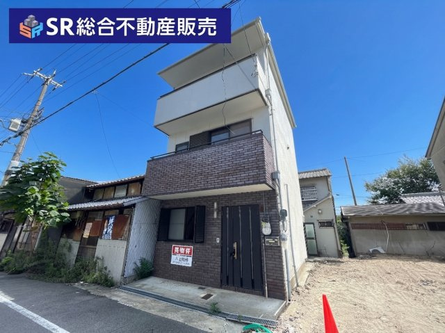 荒川2丁目中古戸建の外観|鉄骨造♪コンパクトカーなら駐車可能なスペースがあります！