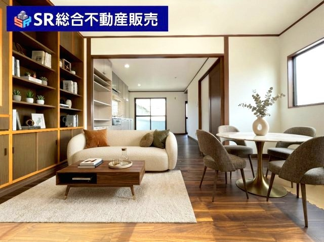 荒川2丁目中古戸建の居間・リビング|2F　14.0帖。ご家族と毎日顔を合わせられる造りでゆったりとお過ごしいただける空間です！（インテリアはAIイメージ）