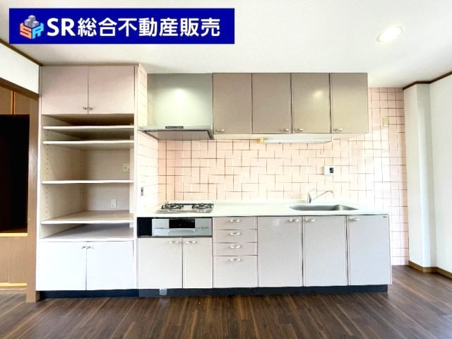 荒川2丁目中古戸建のキッチン|3口ガスシステムキッチンにはグリル付きでお料理快適です！