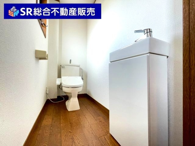 荒川2丁目中古戸建のトイレ|手洗い場付きの便利なトイレです！