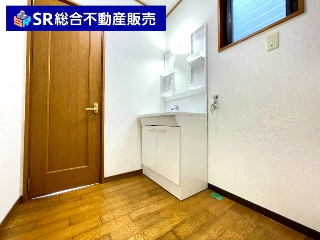 荒川2丁目中古戸建の脱衣所|キレイな洗面台と室内洗濯機置場がございます！