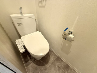 温水洗浄便座付きのトイレです♪