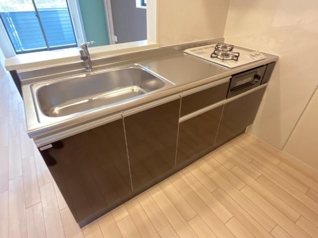熊本市東区新外新築アパート（仮）のキッチン|建具等の色・仕様は相違がございます（イメージ）