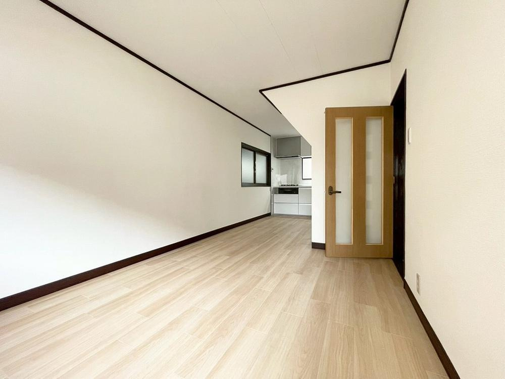 宮前町　中古一戸建ての居間・リビング|LDK14.6帖
■物件内覧・資金計画相談・住宅ローン相談、リフォーム相談、お問合せ受付中■
※当日・翌日のご内覧、ご相談はお電話でのお問合せがスムーズです！