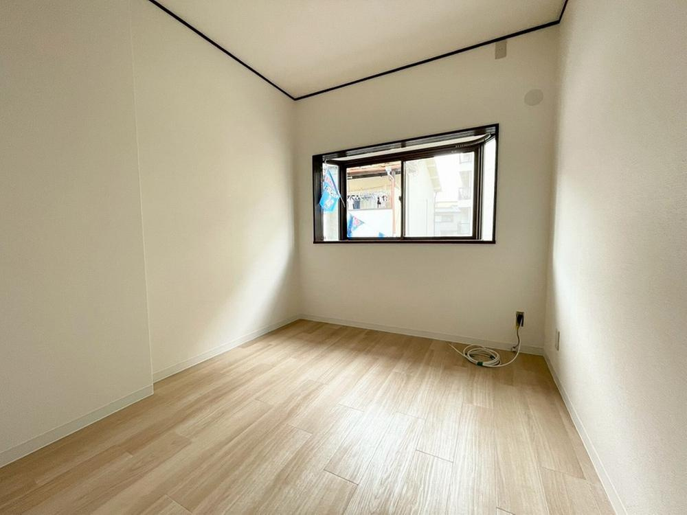 宮前町　中古一戸建ての洋室|洋室4.0帖
■物件内覧・資金計画相談・住宅ローン相談、リフォーム相談、お問合せ受付中■
※当日・翌日のご内覧、ご相談はお電話でのお問合せがスムーズです！