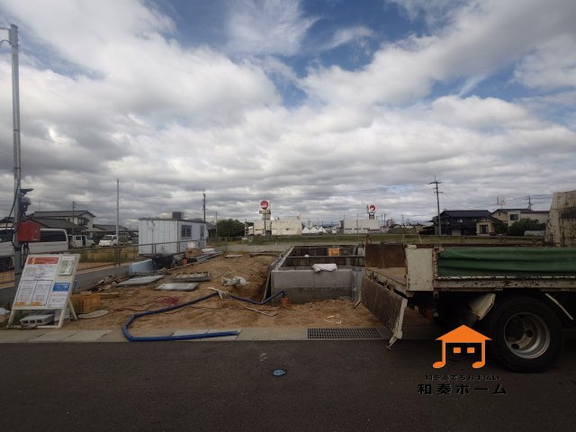 クレイドルガーデン三木町氷上第１◇耐震等級３取得の地震に強いオール電化住宅です！の外観|高松琴平電鉄長尾線学園通り駅まで徒歩９分と毎日の通勤通学にも便利な立地です。前面道路が広く見通しが良いため、ファミリーカーのような大きな車でも運転しやすく、車庫入れも余裕を持ってできるのが魅力的です。