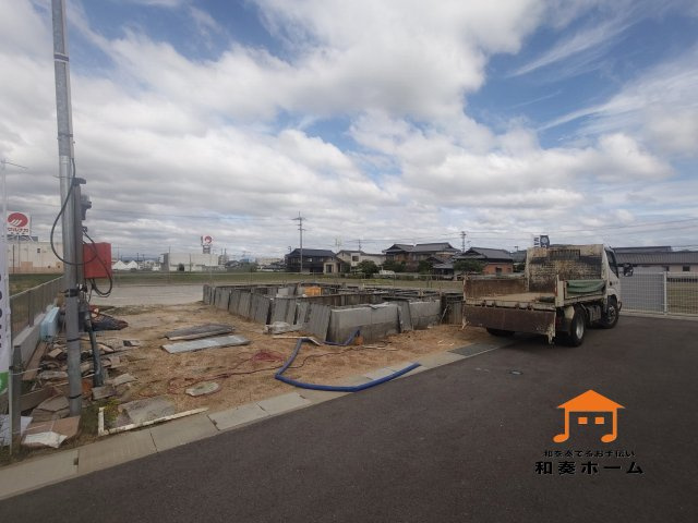 クレイドルガーデン三木町氷上第１◇耐震等級３取得の地震に強いオール電化住宅です！の前面道路含む現地写真| 駐車場スペースは３台以上のゆったりとした区画です。入居者以外の出入りが少ないので駐車が苦手な方にも安心です。家族の複数台所有や来客用駐車や将来的な車の増台にも対応しやすいです。
