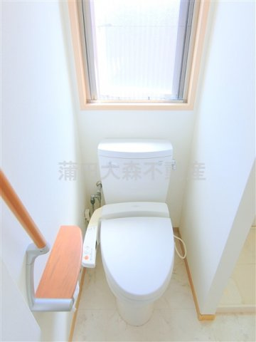ストリーム多摩川のトイレ|窓と温水洗浄便座付きのトイレ