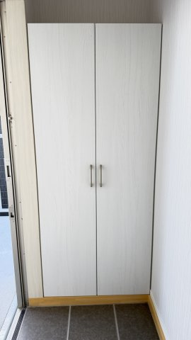 シャルール B棟の玄関