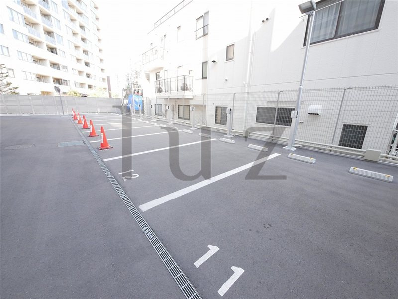 フロール横浜井土ヶ谷の駐車場