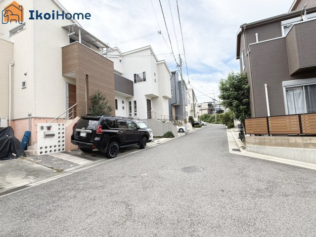 神戸市西区伊川谷町有瀬　中古戸建の前面道路含む現地写真|●年中無休：当日予約可●前面道路幅員約6ｍ、交通量少なめで小さなお子様でも安心の住環境です！
