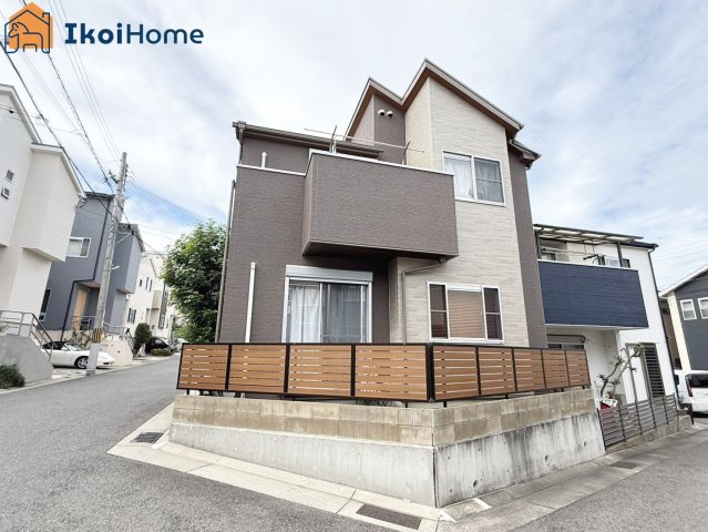 神戸市西区伊川谷町有瀬　中古戸建のエントランス|●年中無休：当日予約可●角地につき通風採光良好＆開放感も◎太陽光パネル搭載！