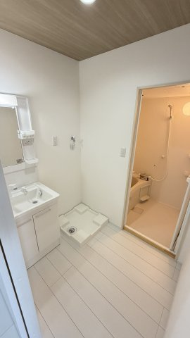 シャルール A棟の洗面所|ゆったりとスペースのある洗面所