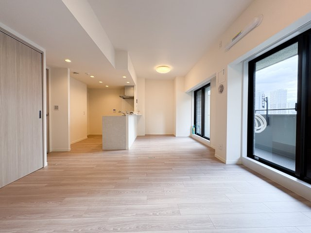 コスモシティ北千住の居間・リビング|コスモシティ北千住：リビングからワイドバルコニーへ出ることが可能です！