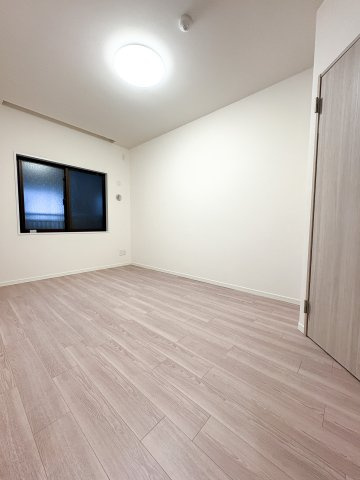 コスモシティ北千住の洋室|コスモシティ北千住：約６．３帖の洋室にはウォークインクローゼット・窓が付いております！