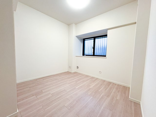 コスモシティ北千住の洋室|コスモシティ北千住：約５．４帖の洋室にはクローゼット・窓が付いております！（洋室３）