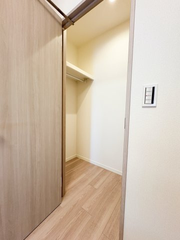 コスモシティ北千住の収納|コスモシティ北千住：ウォークインクローゼット画像１