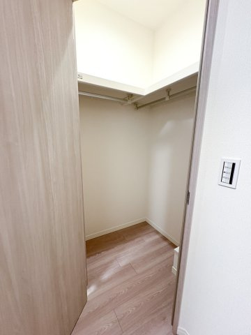 コスモシティ北千住の収納|コスモシティ北千住：ウォークインクローゼット画像２