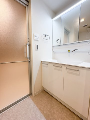 コスモシティ北千住の洗面所|コスモシティ北千住：三面鏡が付いた収納力もある洗面化粧台です！