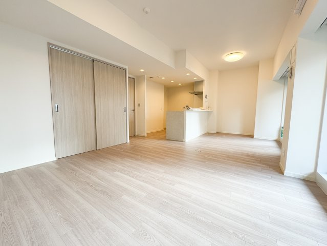 コスモシティ北千住の居間・リビング|コスモシティ北千住：白や木目を基調としたリビングダイニングキッチンです！