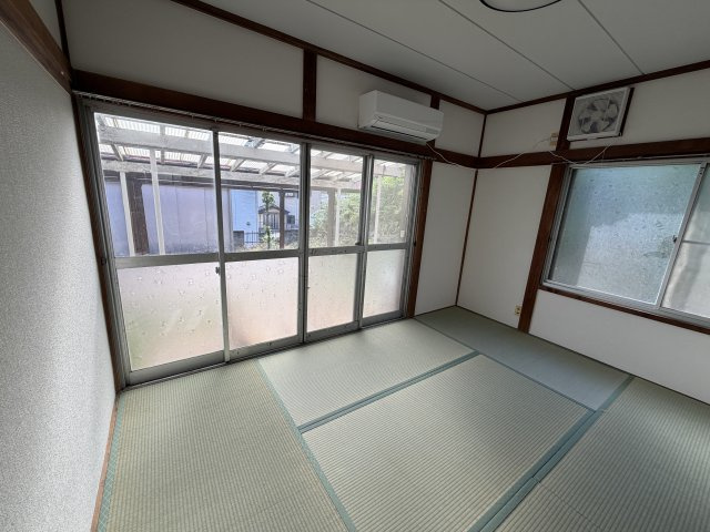 リフォームしました！～栃木県足利市大前町～の和室|大きな掃き出し窓が特徴的な和室。２面採光のため室内は明るく、風通しも◎。エアコン付きで快適性が確保さ