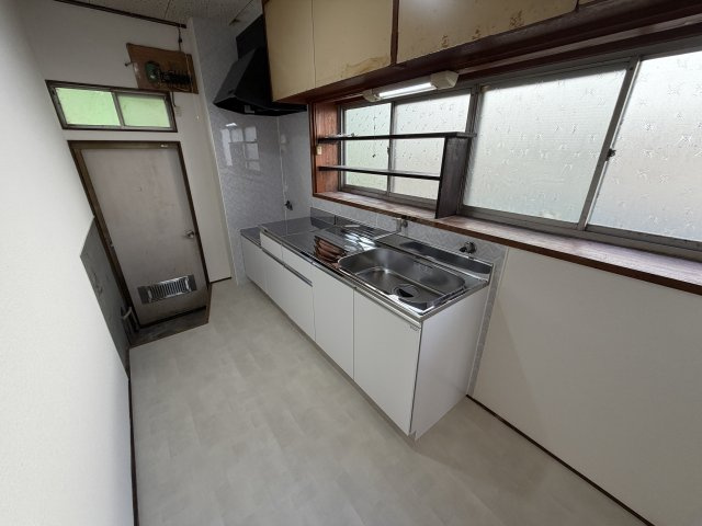 リフォームしました！～栃木県足利市大前町～のキッチン|前面に大きな窓が配置された、明るく換気のしやすい壁付けキッチンです。リフォームされてキレイなキッチン