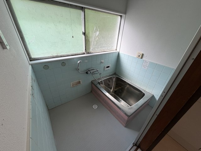 リフォームしました！～栃木県足利市大前町～の浴室|換気に便利な大きな窓が付いたタイル貼りの浴室です。湿気がこもりにくくお手入れしやすい構造。さらに浴室