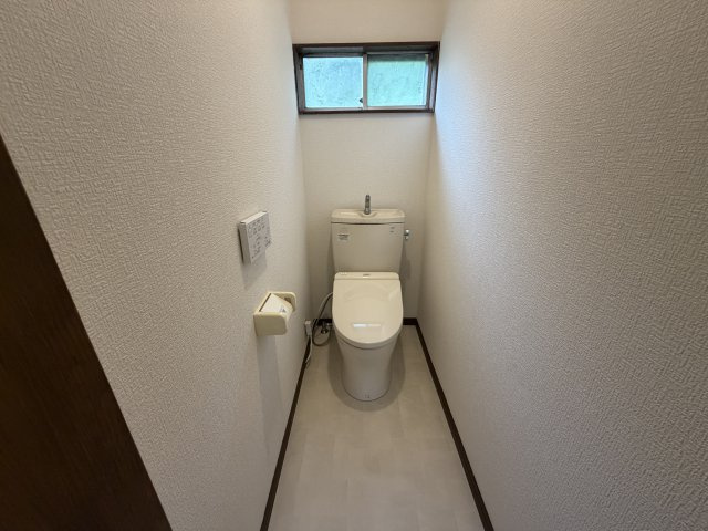 リフォームしました！～栃木県足利市大前町～のトイレ|快適に使える温水洗浄便座付きの洋式トイレです。床もキレイに張り替えられ、気持ちのよいトイレです