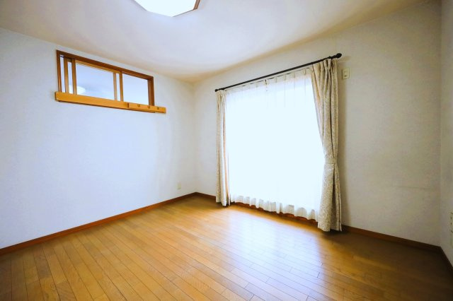 角地×3階建て二世帯住宅！　～群馬県渋川市渋川～の洋室|高窓と掃き出し窓から光が入り、快適に過ごせるお部屋です