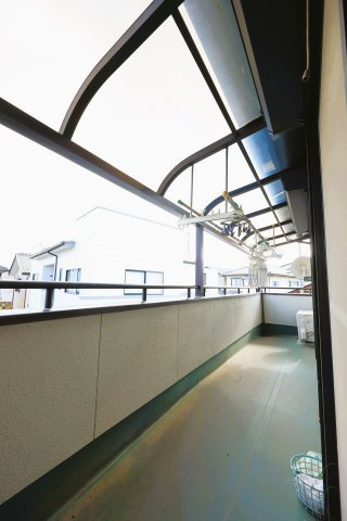 角地×3階建て二世帯住宅！　～群馬県渋川市渋川～のバルコニー|屋根付きのバルコニーで天気を気にせず洗濯物を干せます