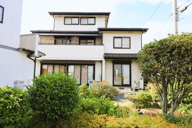 角地×3階建て二世帯住宅！　～群馬県渋川市渋川～の外観|庭スペースと大きな窓があり緑を感じながら生活を楽しめます
