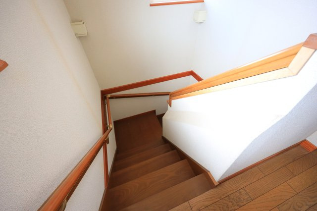 角地×3階建て二世帯住宅！　～群馬県渋川市渋川～のその他共用部分|手すりが設置された階段で安心して昇り降りできます。