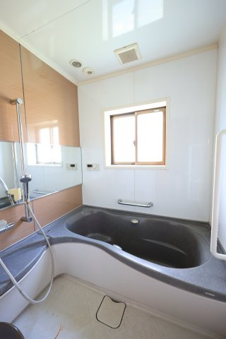 赤城山麓の豊かな緑と清流に包まれた、穏やかな住宅地　～群⾺県渋川市⾚城町敷島～の浴室|立ち座りを支える手すり付きで毎日の入浴を安心しておこなえます