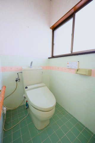 赤城山麓の豊かな緑と清流に包まれた、穏やかな住宅地　～群⾺県渋川市⾚城町敷島～のトイレ|窓を開けてすばやく換気ができるためいつでも快適に保てます