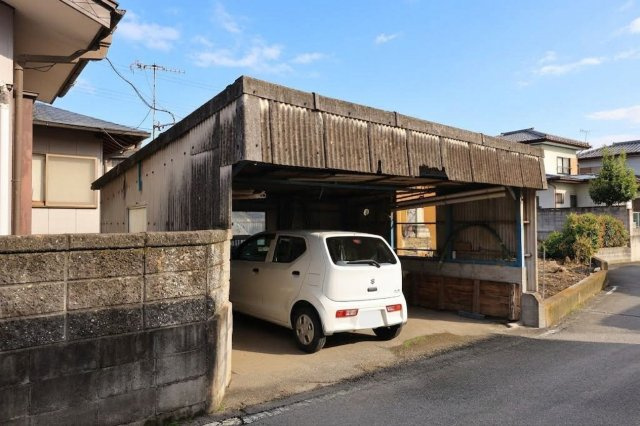 赤城山麓の豊かな緑と清流に包まれた、穏やかな住宅地　～群⾺県渋川市⾚城町敷島～の駐車場|お車を停めるだけでなく作業スペースとしても便利に活用できます