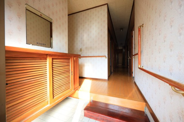 赤城山麓の豊かな緑と清流に包まれた、穏やかな住宅地　～群⾺県渋川市⾚城町敷島～の玄関|手すり付きの廊下と玄関で移動がスムーズにできます