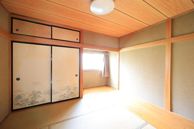 赤城山麓の豊かな緑と清流に包まれた、穏やかな住宅地　～群⾺県渋川市⾚城町敷島～の和室|押入れと天袋の収納があり部屋をすっきり片付けられます