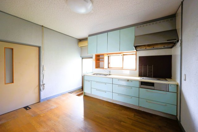 赤城山麓の豊かな緑と清流に包まれた、穏やかな住宅地　～群⾺県渋川市⾚城町敷島～のキッチン|正面の窓からしっかり換気ができて明るい空間で調理できます