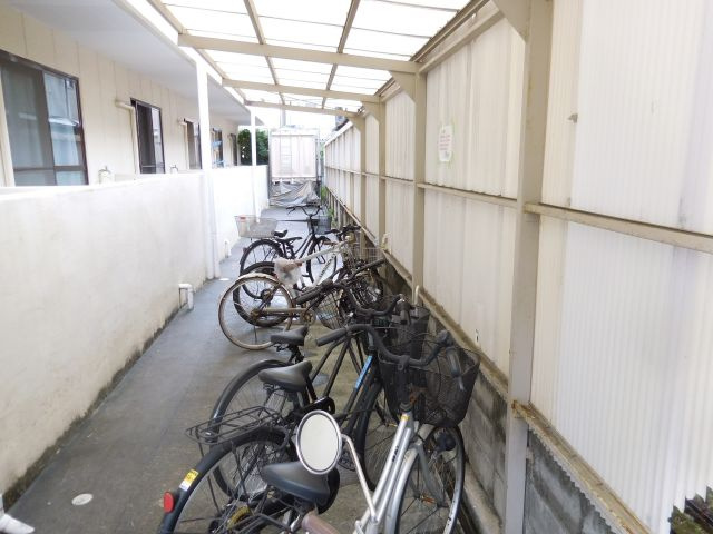 シャルル高槻の駐車場