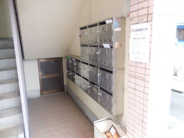 シャルル高槻のエントランス