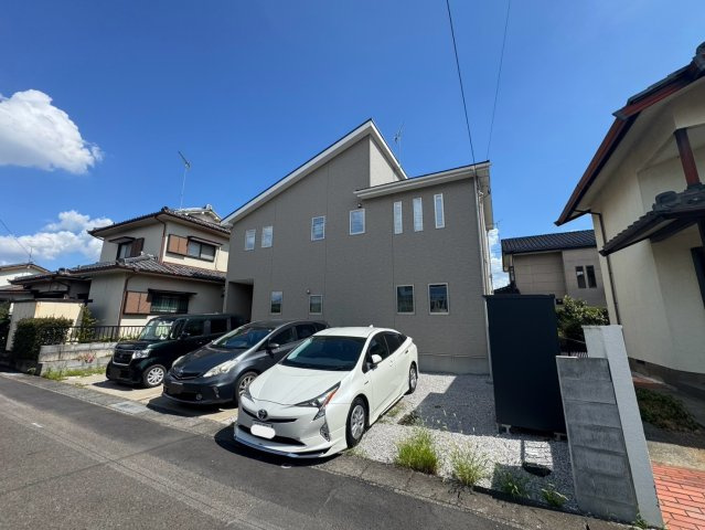 -三丁目不動産-　太田市新田木崎町　令和4年築　築浅美観住宅の前面道路含む現地写真