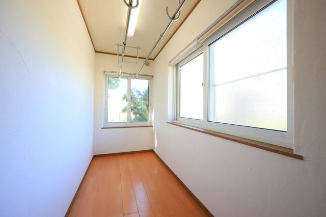 ～敷地内平屋付き～　群馬県渋川市中郷　の設備|天吊り物干し竿付きで天候を気にせず洗濯物を干せます